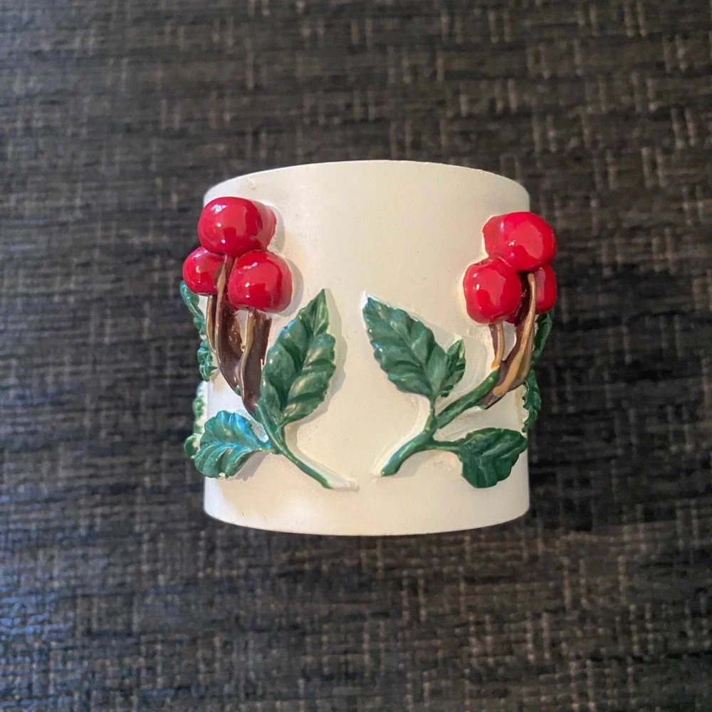 Unbranded Napkin Rings Set of 4 White Red Green Excellent Christmas Berries